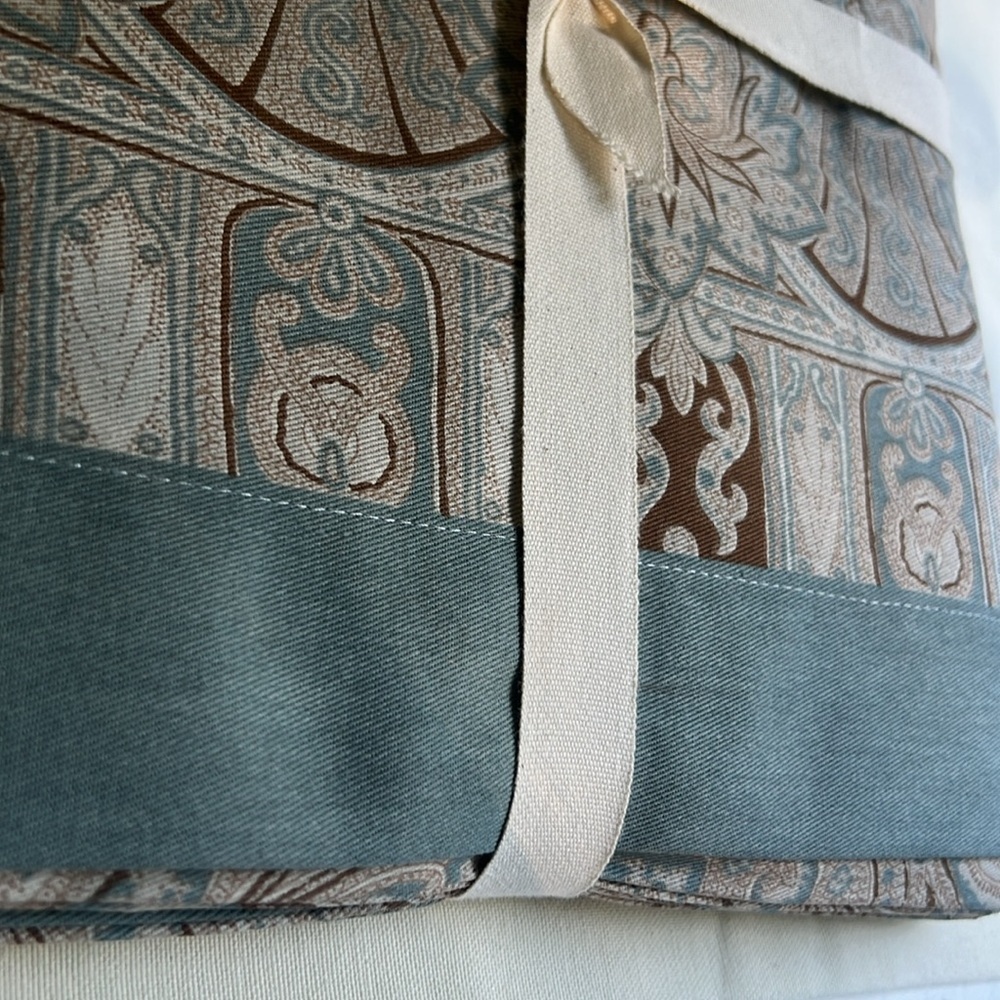 New Williams-Sonoma Blue Paisley Tablecloth 70X90 6-8 average settings - Picture 6 of 10